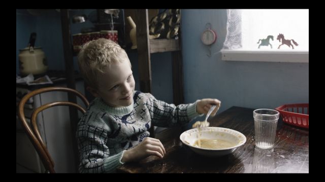 С определенным местом жительства