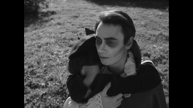 Ева просыпается